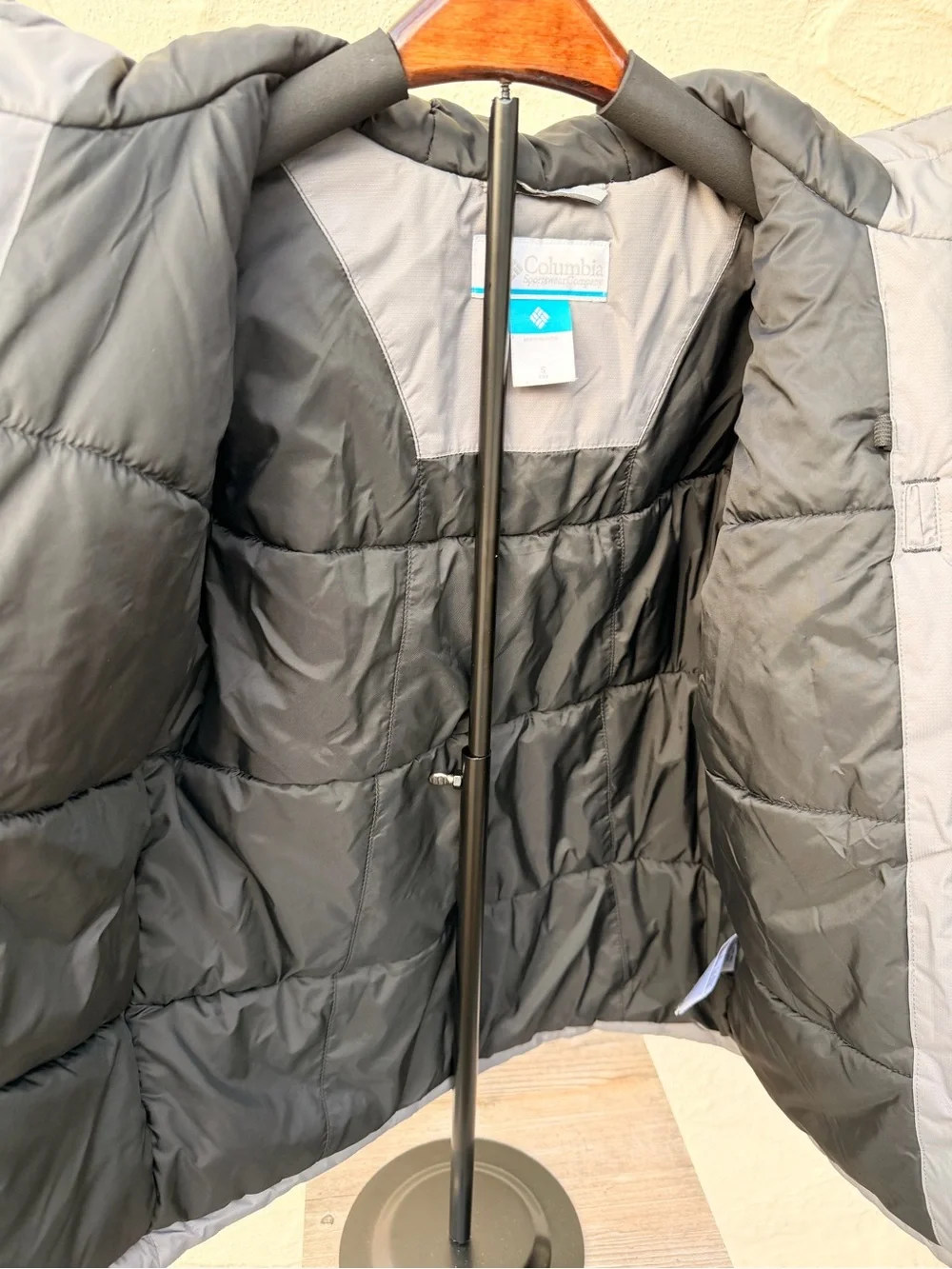 Columbia Kids Black and Gray Hooded Puffer Jacket size: S